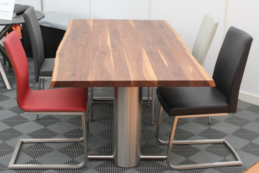 Holztisch mit Baumkante Edelstahl Stühle echt Leder
